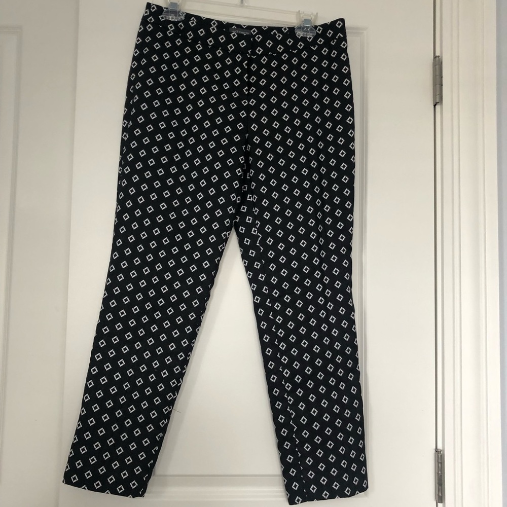 Vince Camuto Cropped Slacks Black and White Chevron Pattern Size 4.